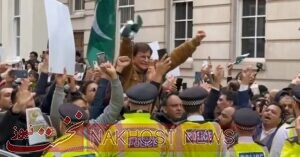 تجمع حامیان عمران خان مقابل منزل نواز شریف در لندن