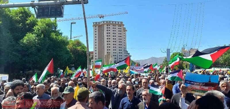 اهتزاز پرچم حزب‌الله لبنان در دست راهپیمایان تهرانی