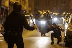 پنجمین شب ناآرامی‌ها؛ پرواز هلیکوپترها و استقرار  خودروهای زرهی در شهرهای فرانسه