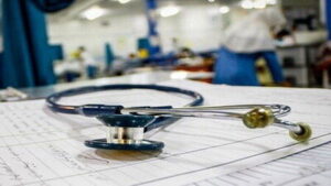 الزام پزشکان و مراکز پزشکی به عقد قرارداد با بیمه‌ها