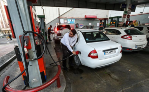وزیر نفت: هر خودرو ۲۱۰ لیتر سهمیه بنزین دارد/به شایعات افزایش قیمت بنزین توجه نکنید