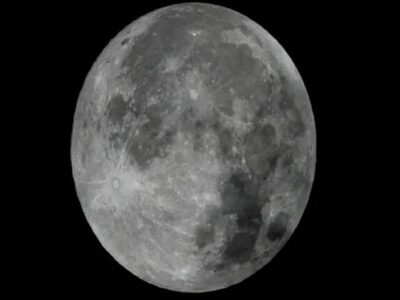تصاویری از ماه‌گرفتگی نصفه و نیمه شب گذشته