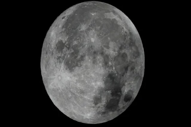 تصاویری از ماه‌گرفتگی نصفه و نیمه شب گذشته