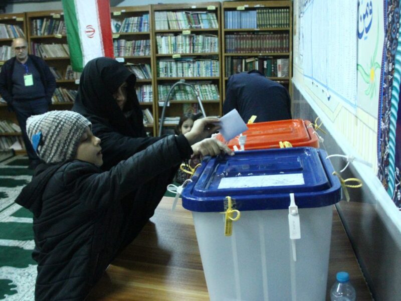 تصاویری از حضور مردم مشهد در پای صندوق رای