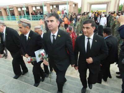 استقبال از مهمانان ترکمنستان در آرامگاه “مختومقلی فراغی”