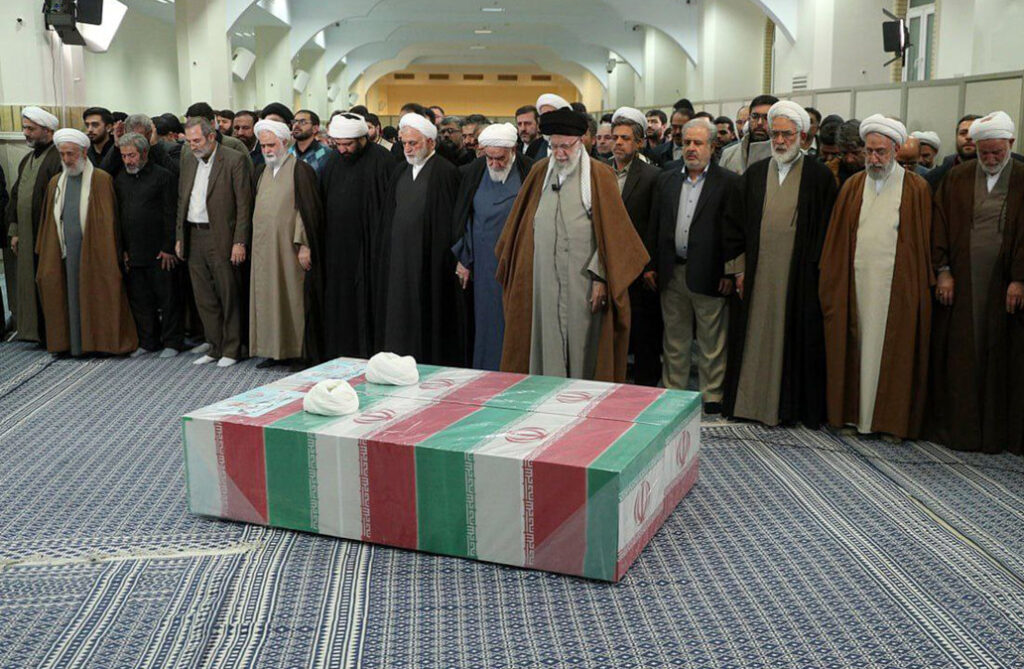 اقامه نماز رهبر انقلاب بر پیکر دو قاضی شهید