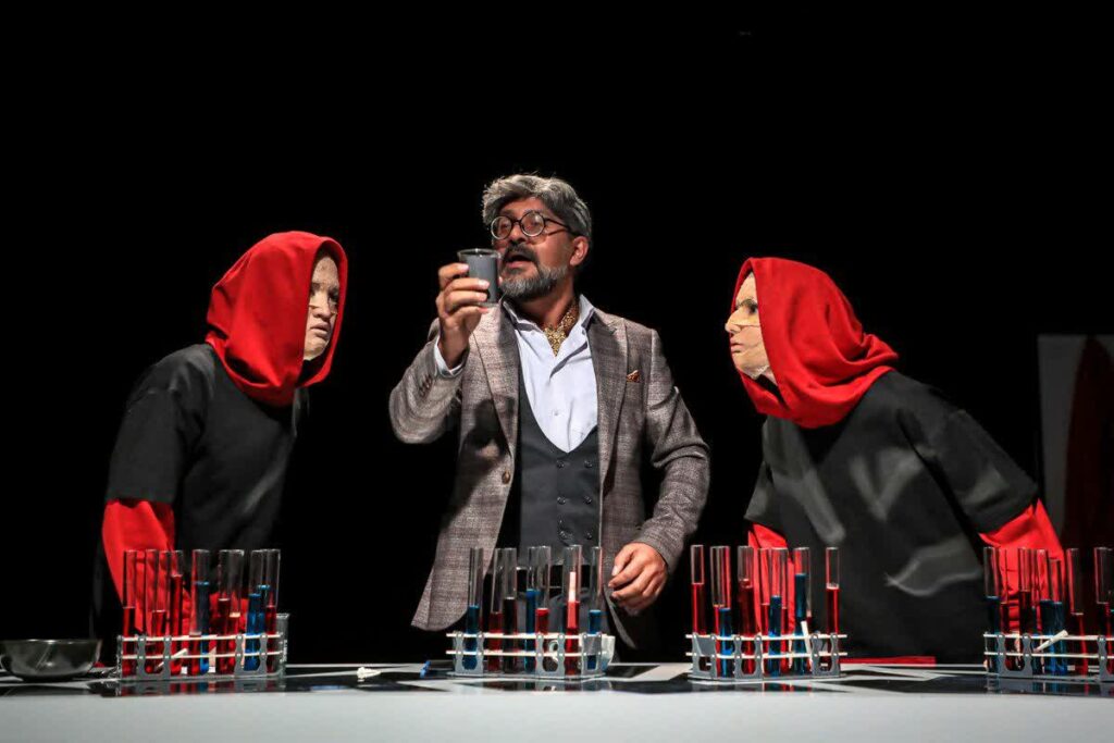 نمایش «مردی مقابل فرزندانش» بر روی صحنه تماشاخانه استاد نوری