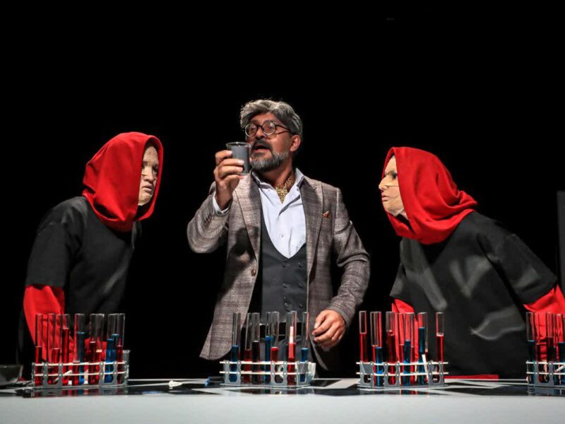 نمایش «مردی مقابل فرزندانش» بر روی صحنه تماشاخانه استاد نوری