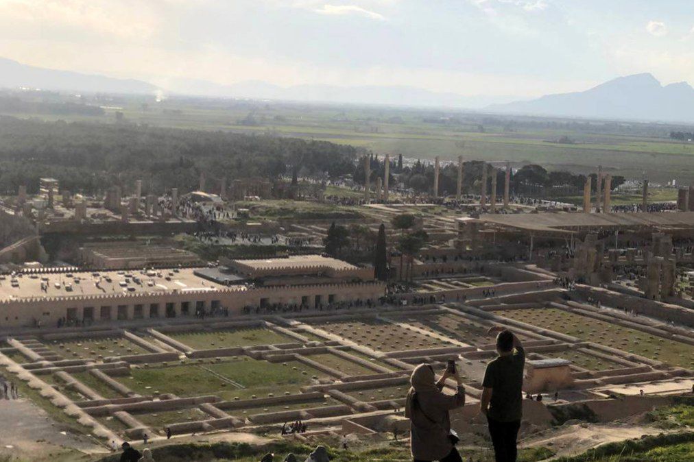 تخت جمشید زیر فشار جمعیت گردشگران