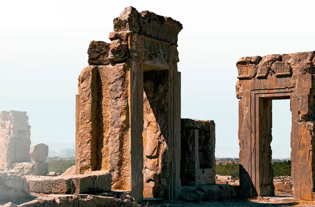 ماجرای شکاف ۲۰۰۰ ساله در دیوار تخت جمشید