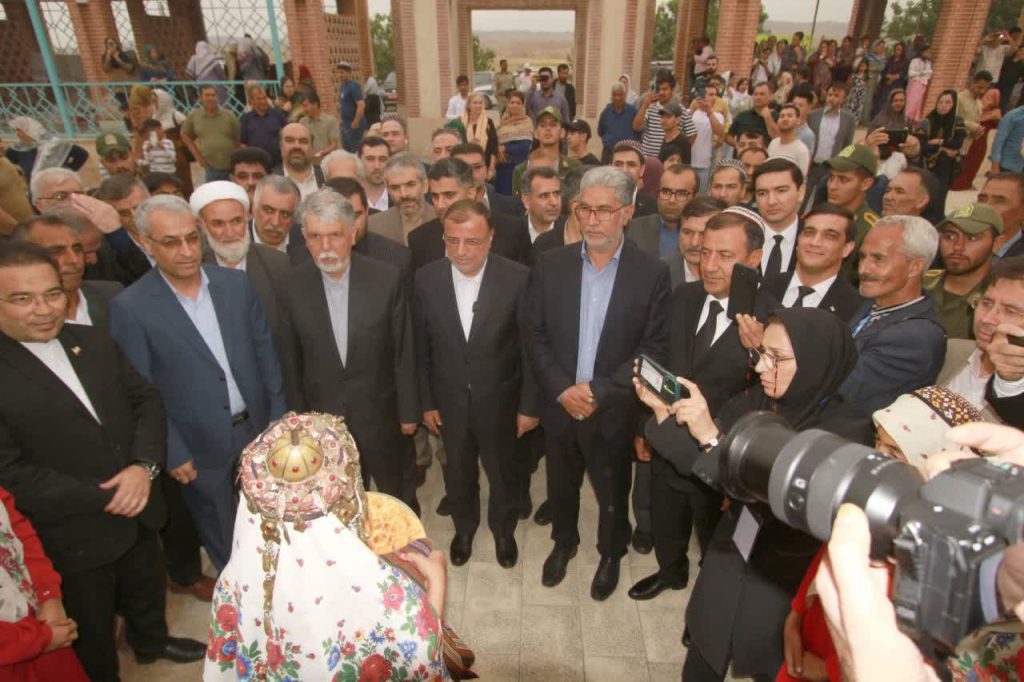 ورود مهمانان کشور ترکمنستان به مراسم شاعر ترکمن مختومقلی فراغی