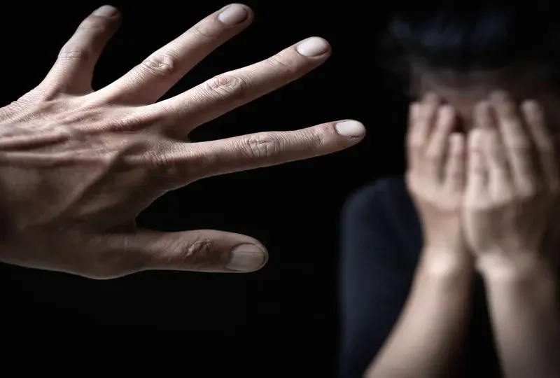 زن خشونت‌دیده، در مسیر قانون تنهاست