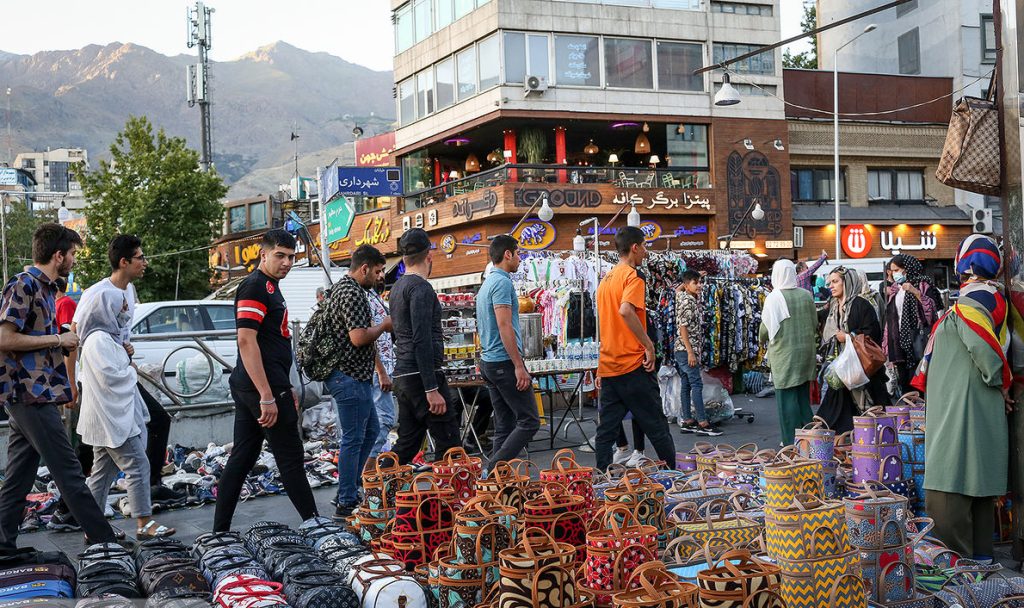 چنبره بر بساط دستفروشان