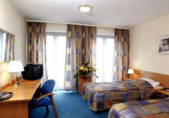 اسکان اضطراری جنگ‌زدگان در مراکز آموزشی