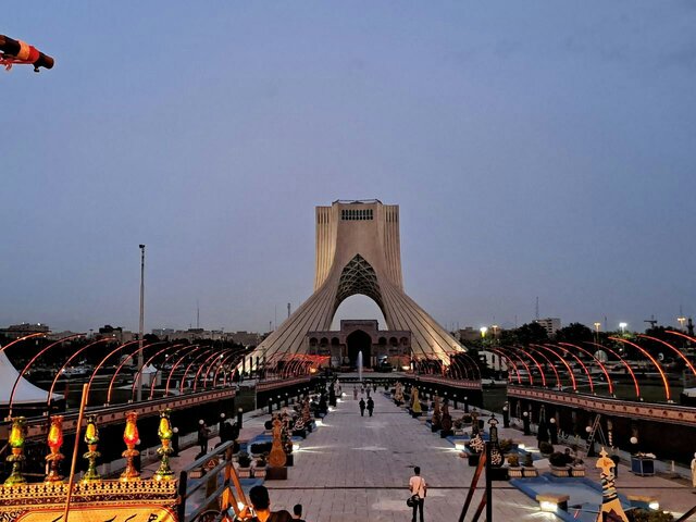 میراث فرهنگی ممنوع کرد اما «برج آزادی» خلوت نشد!