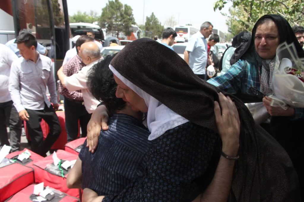 ورود جمعی از حجاج خراسانی از مرز مهران به مشهد مقدس