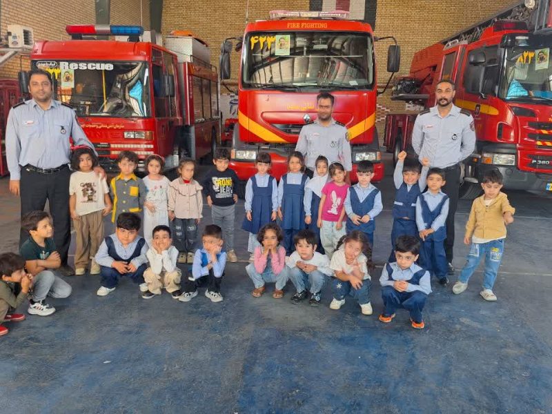 کودکان کلبه هوش در کنار قهرمانان آتش نشان
