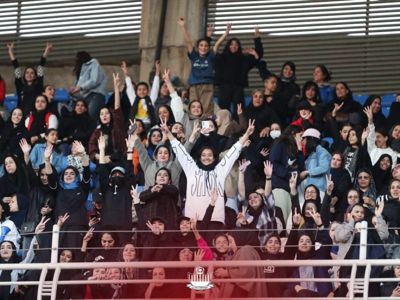 دختران مشهدی پا بر سکوهای ورزشگاه گذاشتند برای تشویق تیمشان