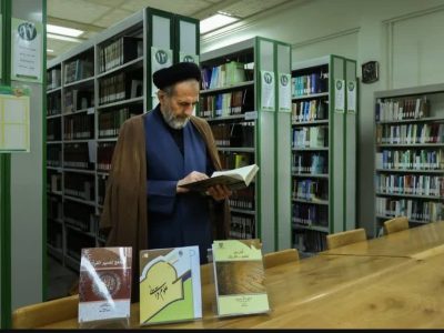 اهدای ۳ عنوان کتاب توسط استاد دانشگاه قم به کتابخانه حرم رضوی