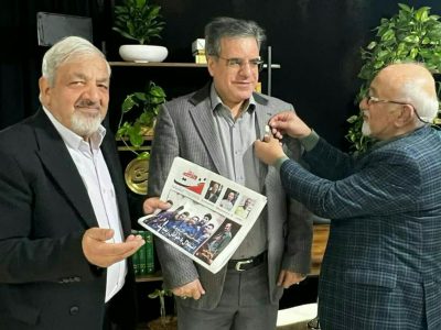 نشان جهانی کشتی سنتی باچوخه بر سینه دکتر خسروشاهی