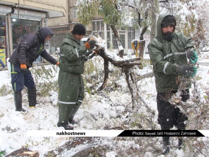 تلاش رفتگران سختکوش محله قهوه خانه عرب مشهد در روز برفی