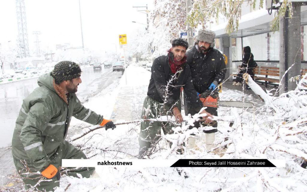 تلاش رفتگران سختکوش محله قهوه خانه عرب مشهد در روز برفی
