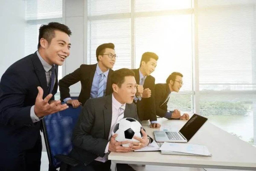 رکورد در زمین، بحران در مدیریت