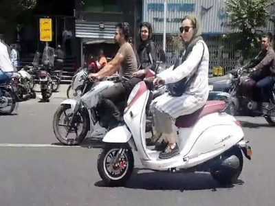 صدور گواهینامه موتورسیکلت برای بانوان حق طبیعی آنهاست