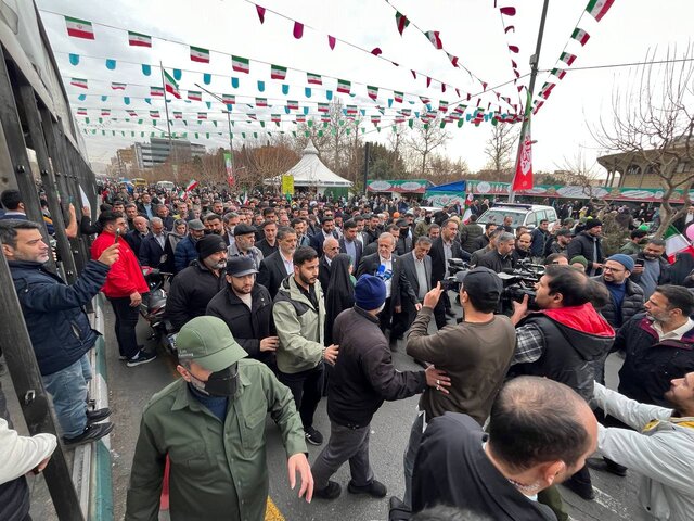 حضور پزشکیان در راهپیمایی ۲۲ بهمن ۱۴۰۴