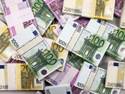 یورو و یوان به سقوط دلار شتاب دادند