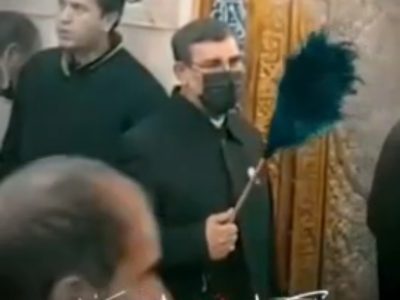 گوشه ای از حضور دریاسالار پاسدار شهید علیرضا تنگسیری حین انجام خدمت در حرم امام رضا(ع)