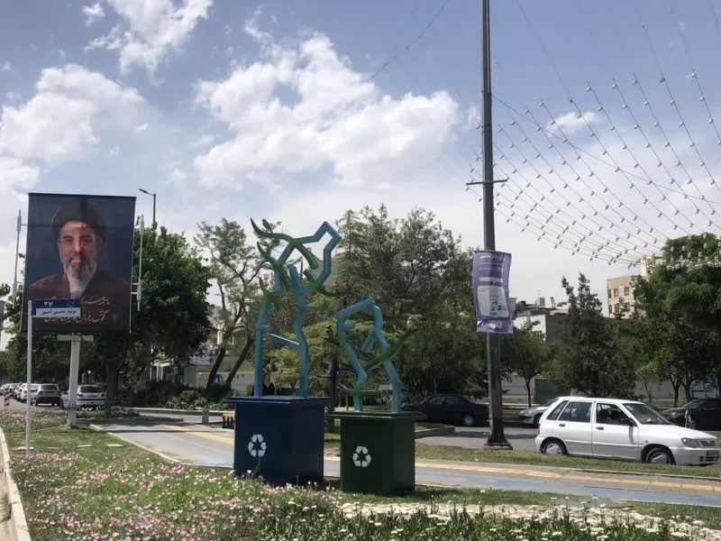 نصب اثر هنری- مفهومی «بازیافت» در بلوار وکیلآباد مشهد