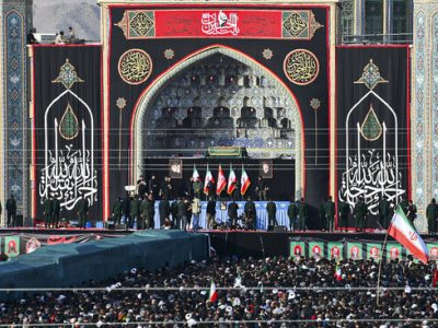 اقامه نماز بر پیکرهای مطهر رهبر شهید و خانواده ایشان