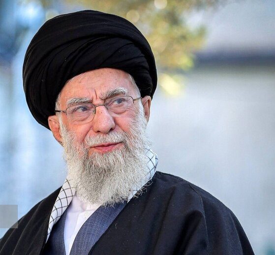 پیکر مطهر رهبر شهید به خاک سپرده شد