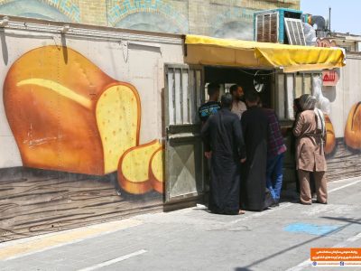 فعالیت شبانه‌روزی ۸ نانوایی و ۵۰ کیوسک عرضه نان قدس رضوی در مسیرهای تشییع