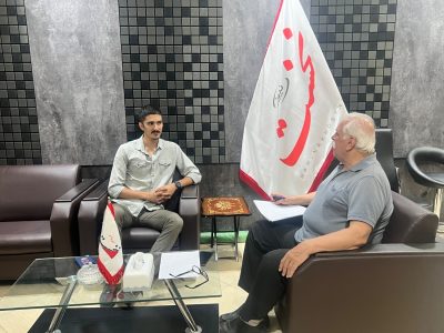 بازوبند کاپیتان والیبال ساحلی بر روی بازوی جوان مشهدی