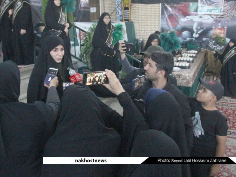 پذیرائی از زائرین پیاده در موکب کفشداران هرم مطهر در شهر ملک آباد