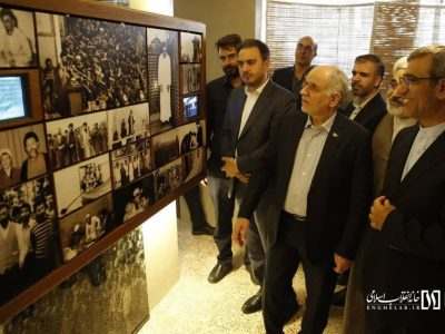 بازدید وزیر دادگستری و استاندار خراسان رضوی از منزل رهبر شهید انقلاب در مشهد