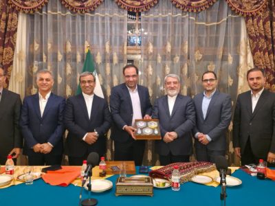 هدیه‌ای از دلِ خلاقیت؛ اهدای آثار بانوان کارآفرین سرخس به سفیر ایران در چین