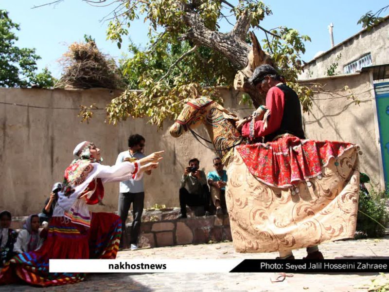 اجرای رایگان تئاتر عروسکی هنرمندان کمپانی سیمرغ در روستای تاریخی و زیبای “چنشت” خراسان جنوبی