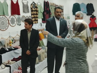 بازدید فرماندار سرخس از نمایشگاه صنایع‌دستی هنرمندان شهرستان