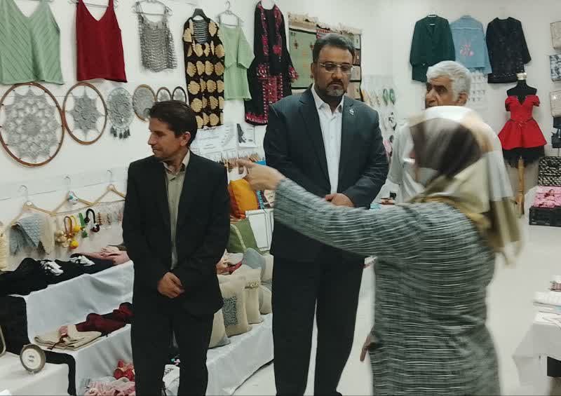 بازدید فرماندار سرخس از نمایشگاه صنایعدستی هنرمندان شهرستان