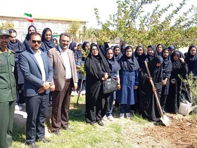 برگزاری پویش نهال‌کاری «حتی یک درخت» در مدرسه نمونه دولتی مهدیه شهرستان سرخس
